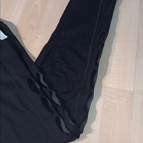 HOST ✅ VICTORIA’S SECRET KNOCKOUT keyhole leggings - Picture 3 of 7